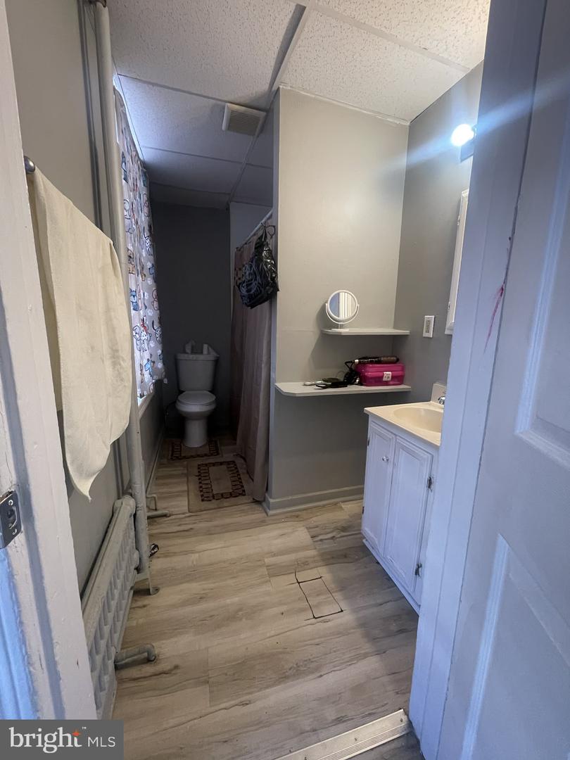 1059 Moss St Property Photo 4