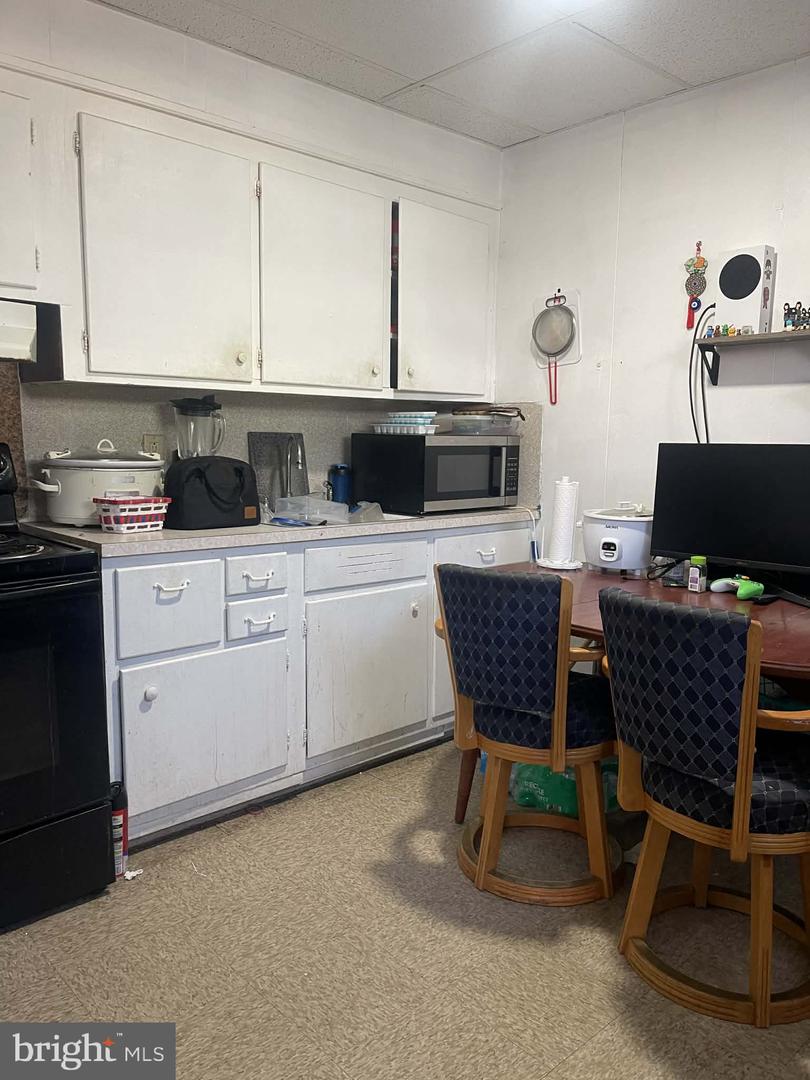 1059 Moss St Property Photo 5