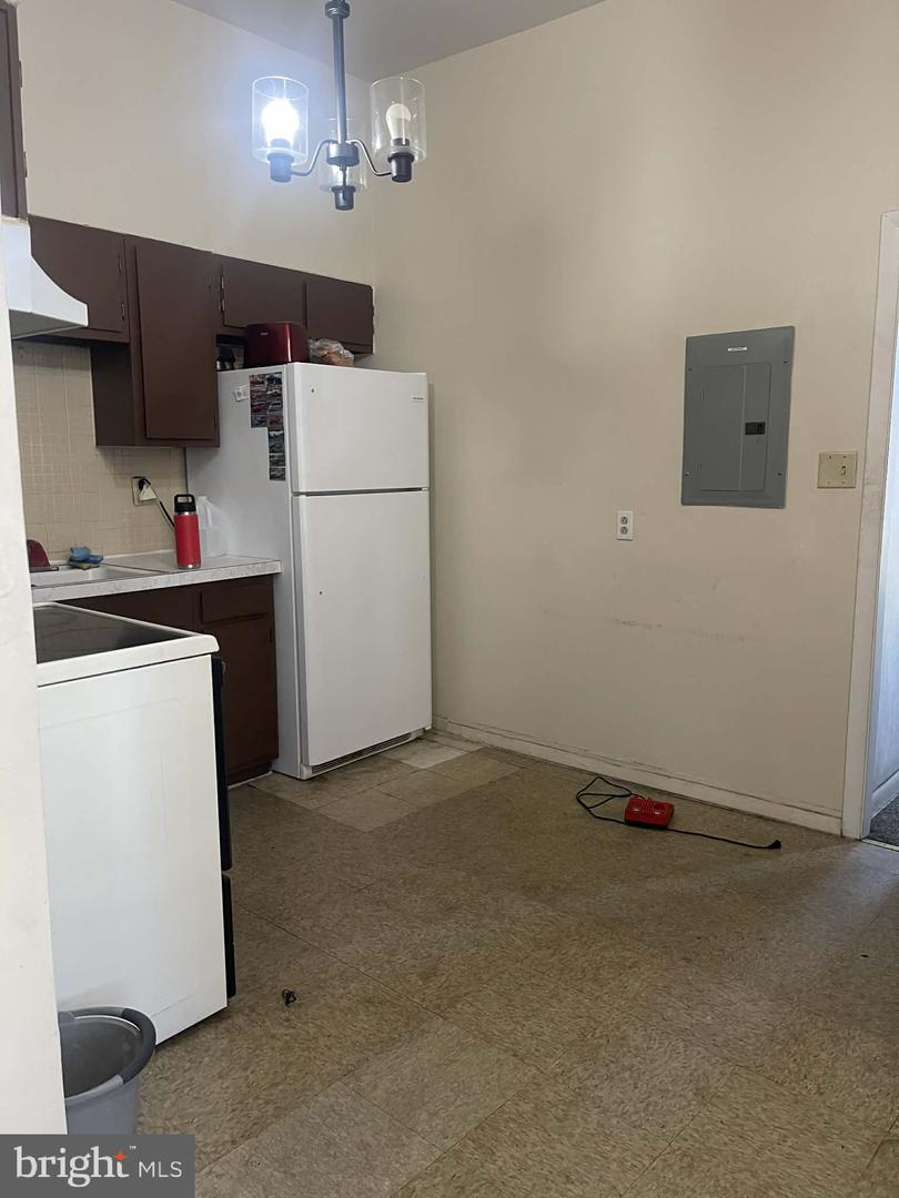 1059 Moss St Property Photo 8