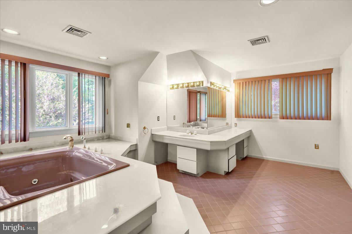 34 Hessian Blvd Property Photo 44