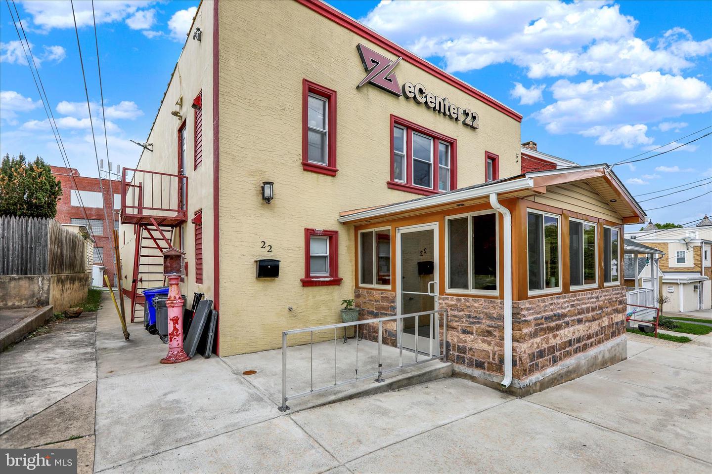 22 NEW HOLLAND AVE