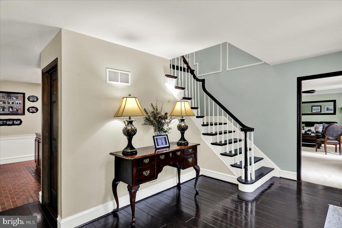 8 Tudor Ct Property Photo 5