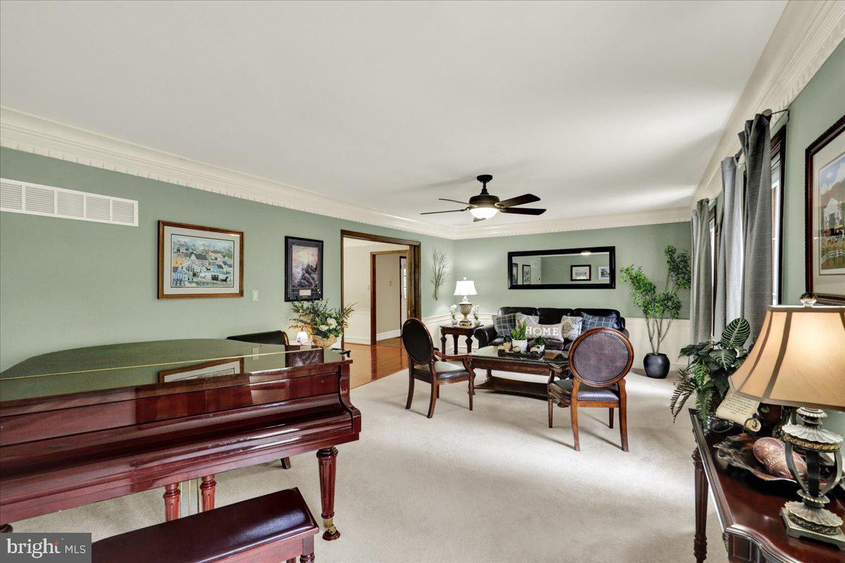 8 Tudor Ct Property Photo 7