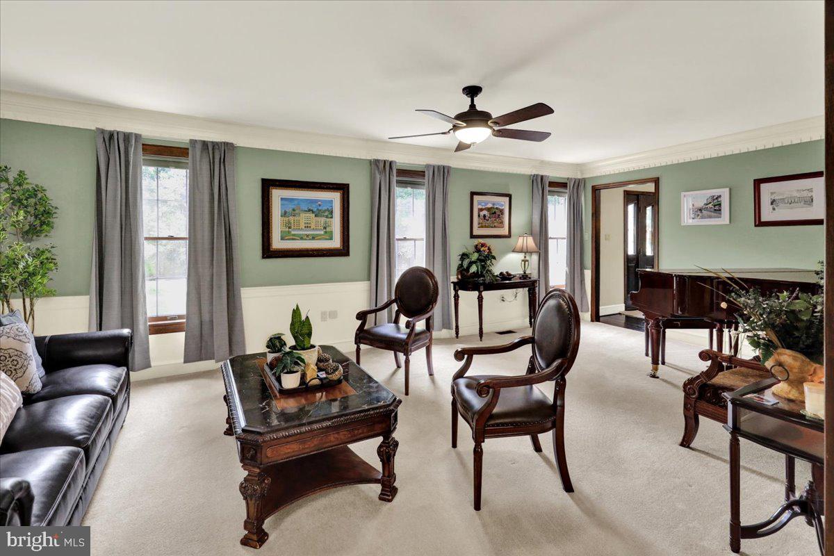 8 Tudor Ct Property Photo 8