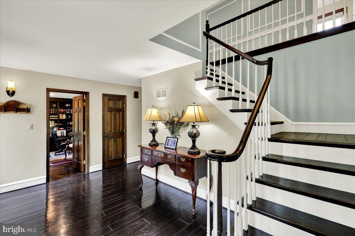 8 Tudor Ct Property Photo 9