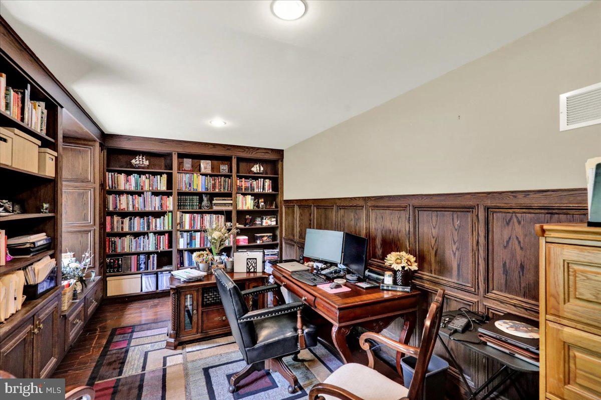 8 Tudor Ct Property Photo 10