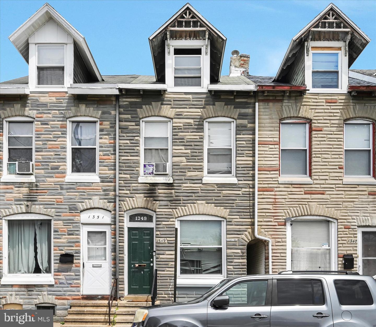 1349 Moss St Property Photo 3