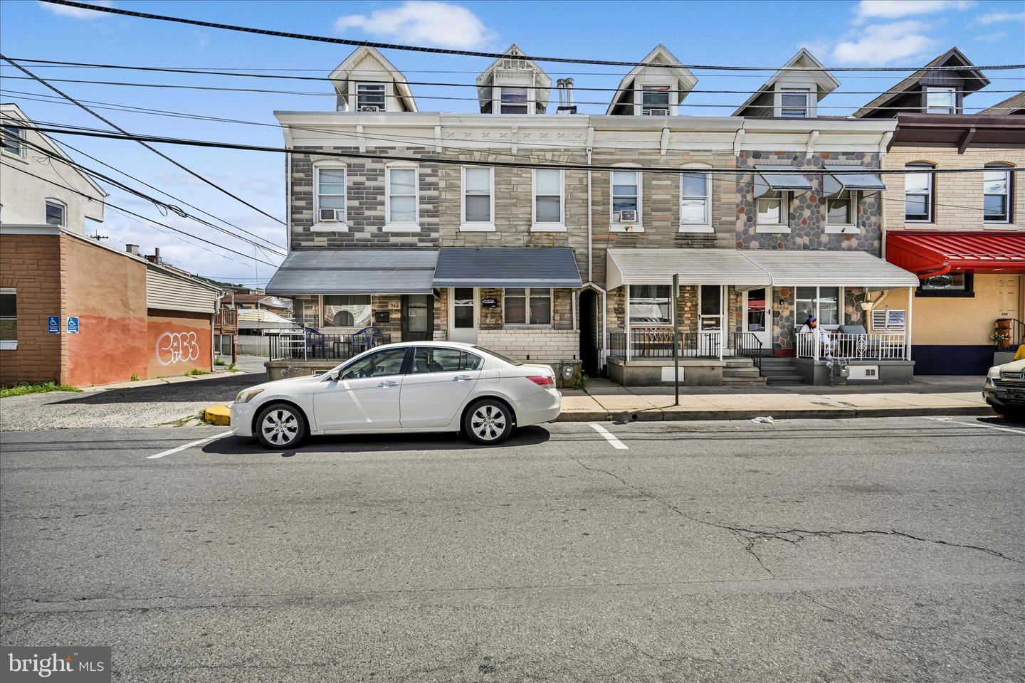 940 Pike St Property Photo 4