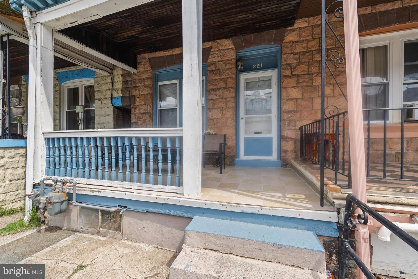 221 W Oley St Property Photo 4