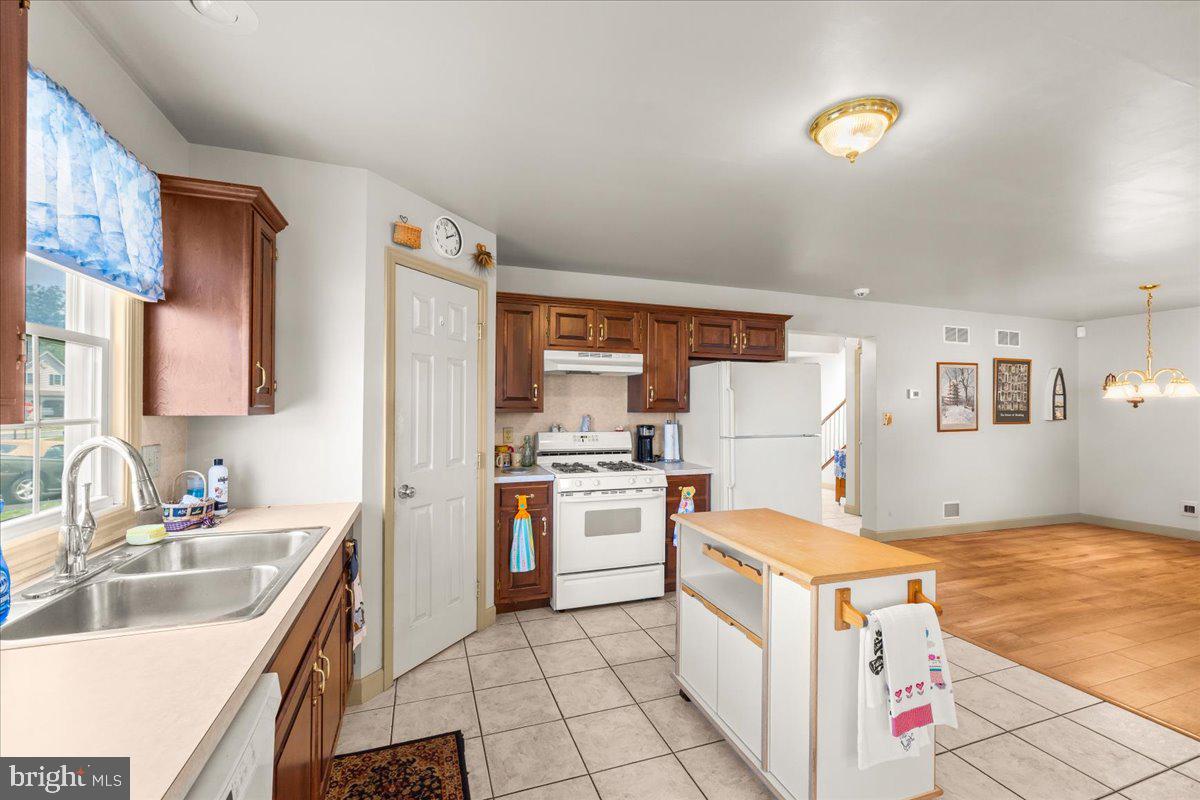 1032 Ithica Property Photo 9