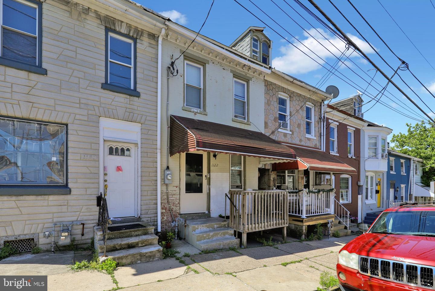 1122 Buttonwood St Property Photo 1