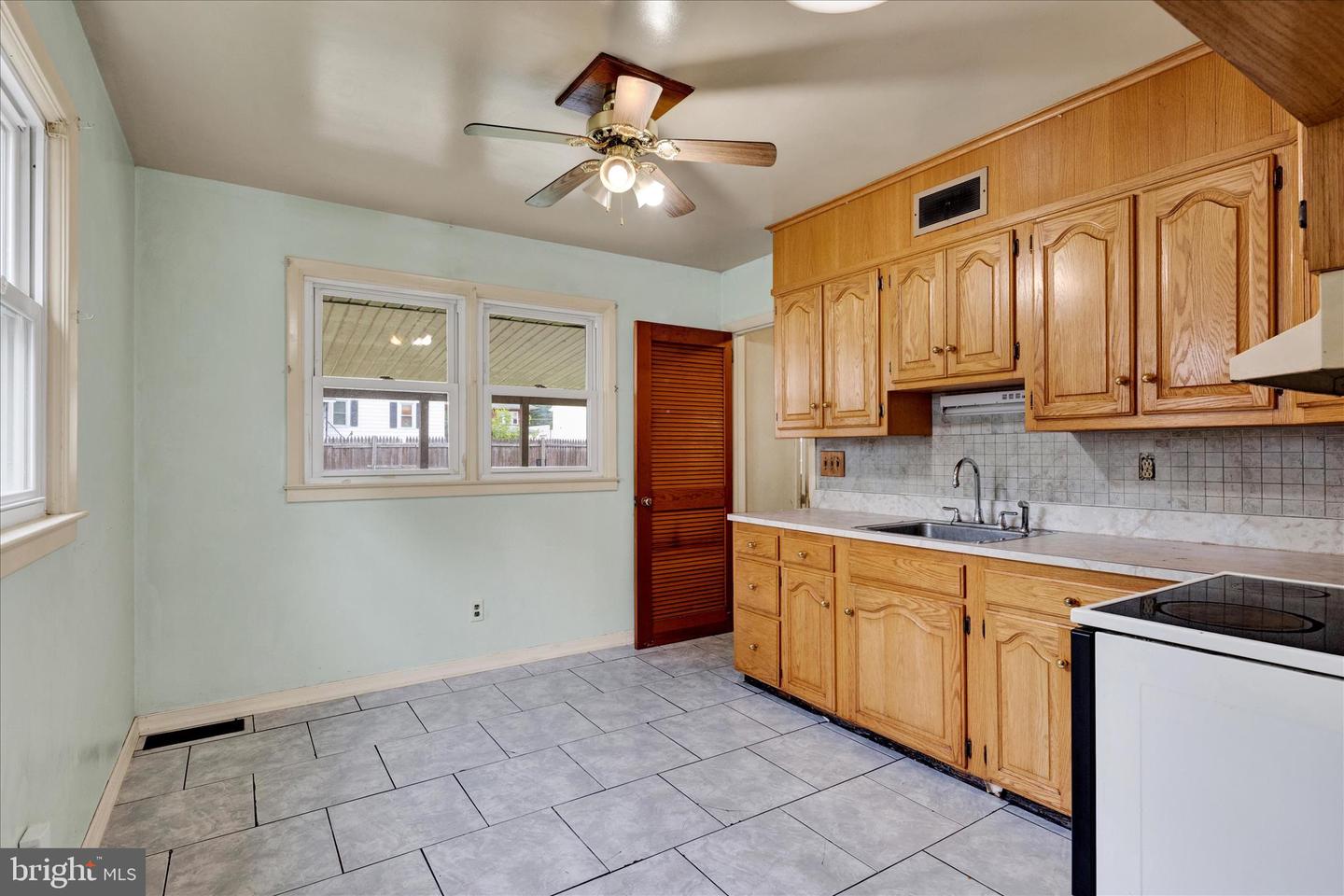 209 Montgomery Ave Property Photo 6