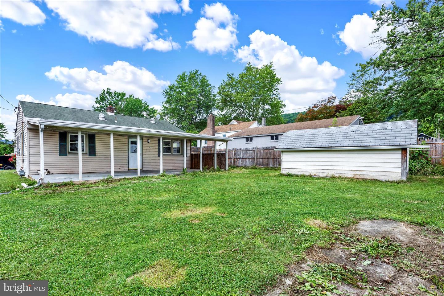 209 Montgomery Ave Property Photo 17
