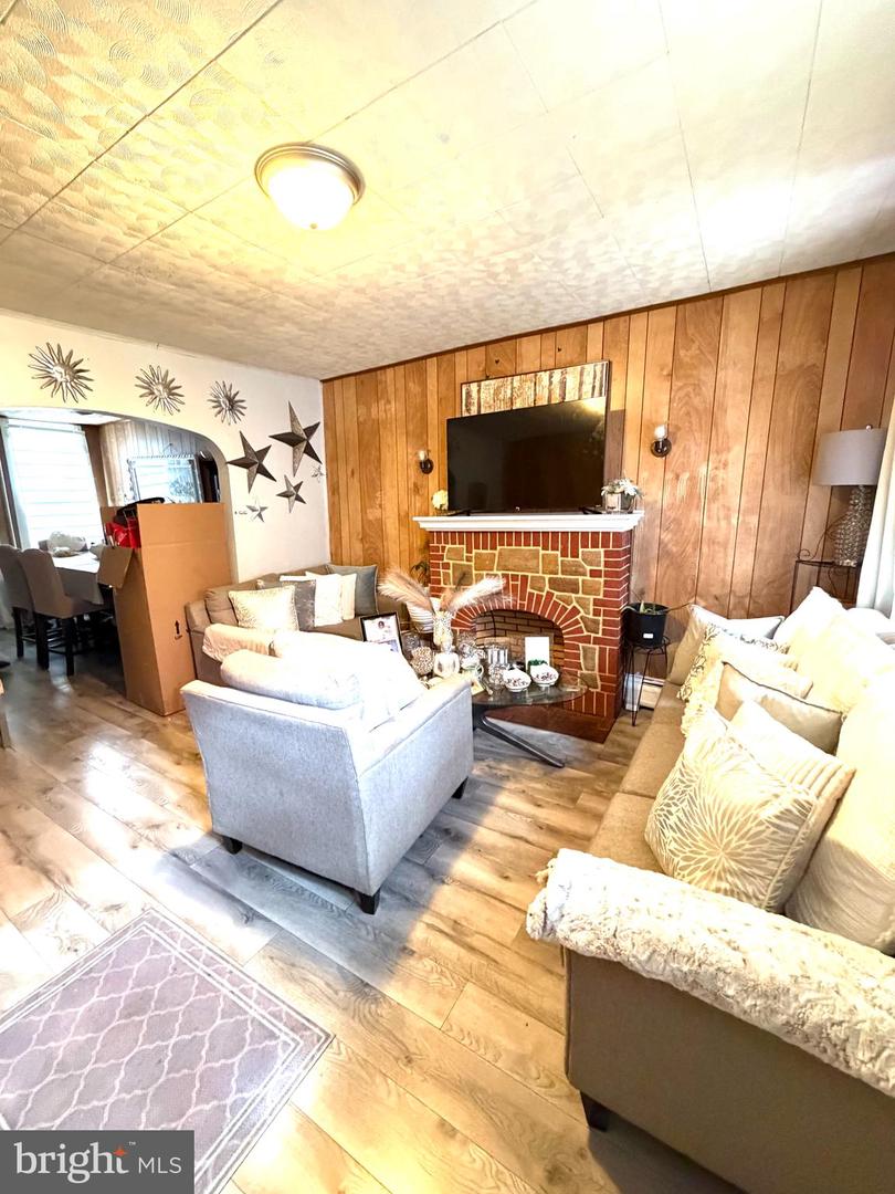 326 Spring Garden St Property Photo 2
