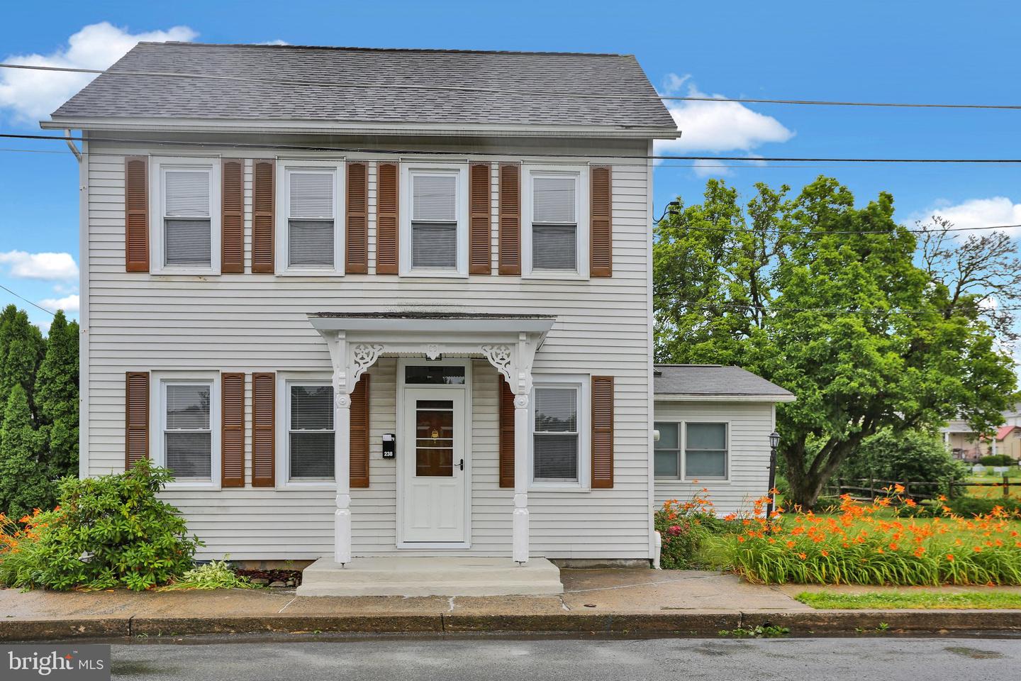 238 Penn St Property Photo 3