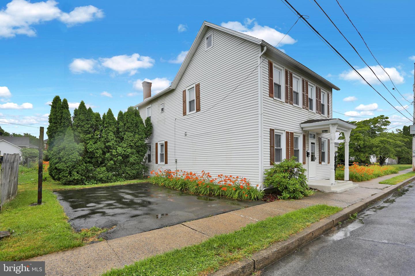 238 Penn St Property Photo 4