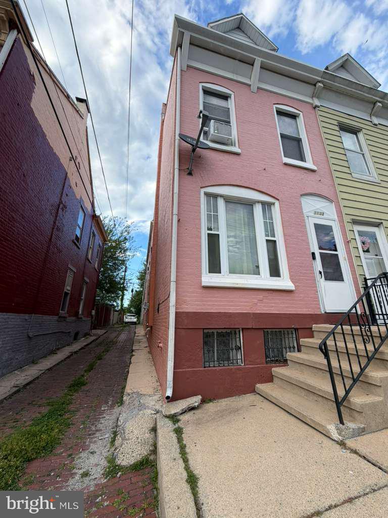 1133 Douglass St Property Photo 2