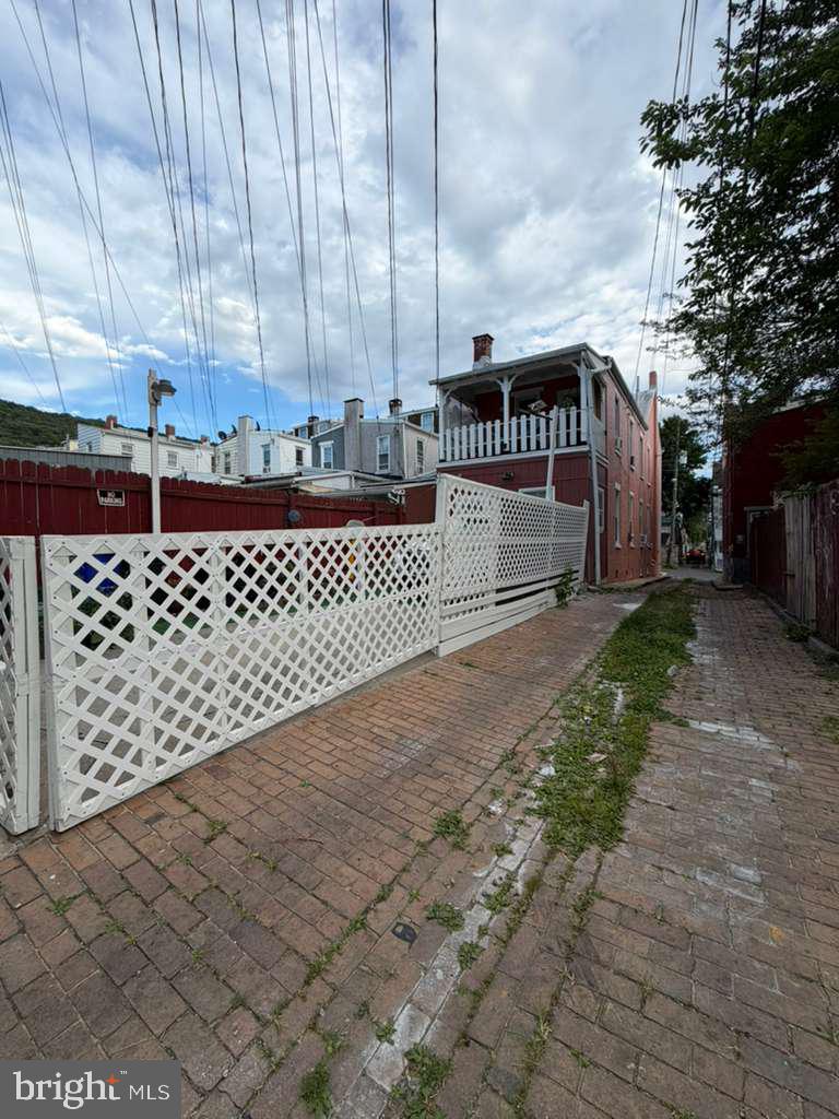 1133 Douglass St Property Photo 5