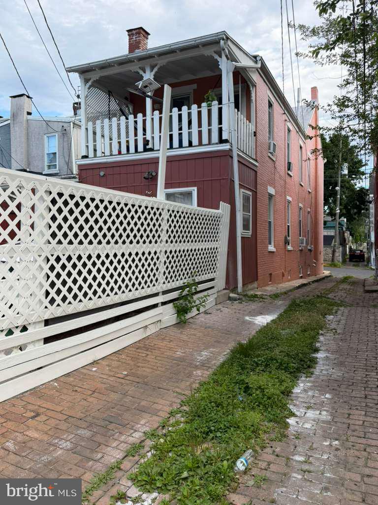 1133 Douglass St Property Photo 7