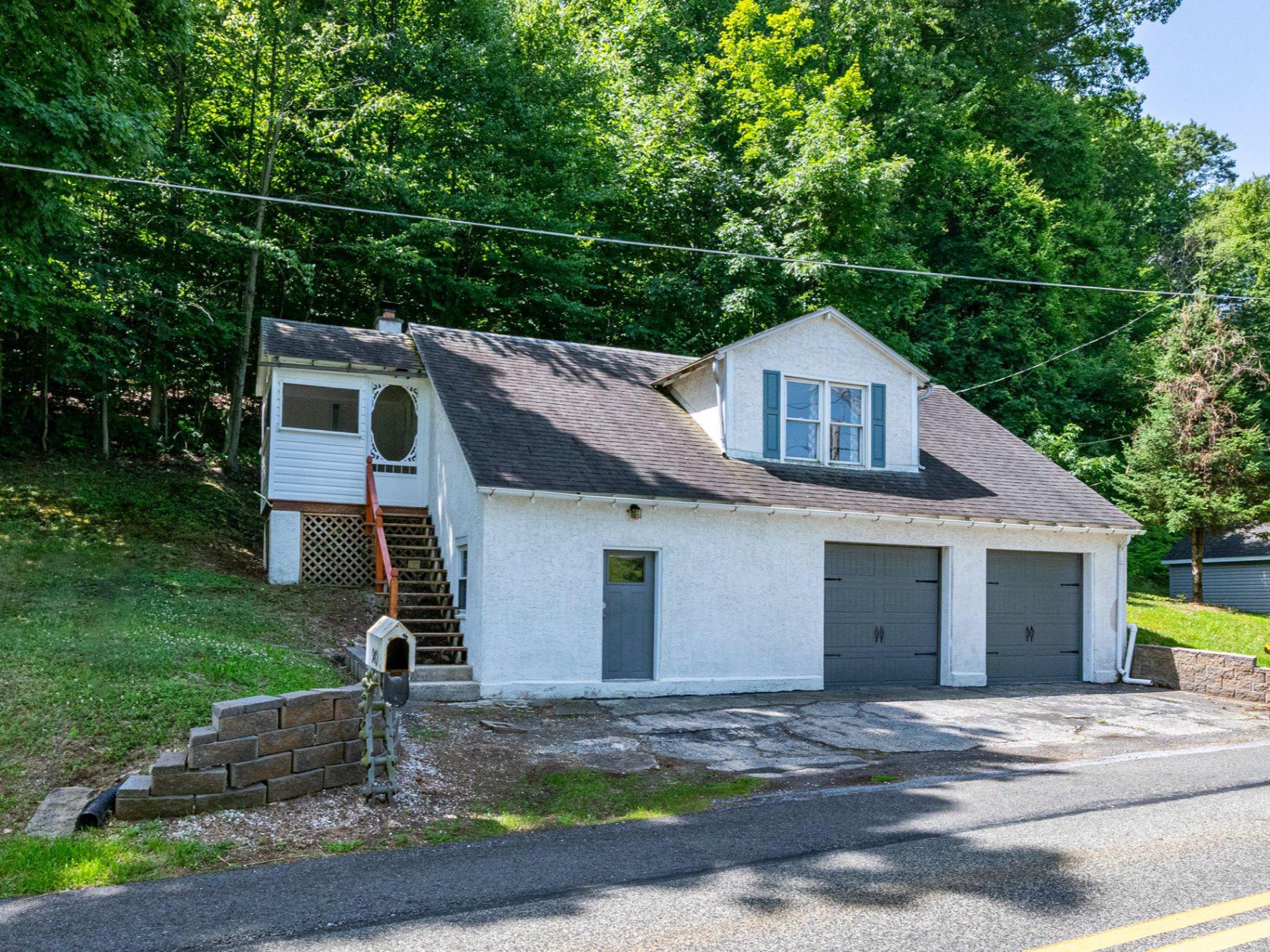 940 Unger Ln Property Photo 1