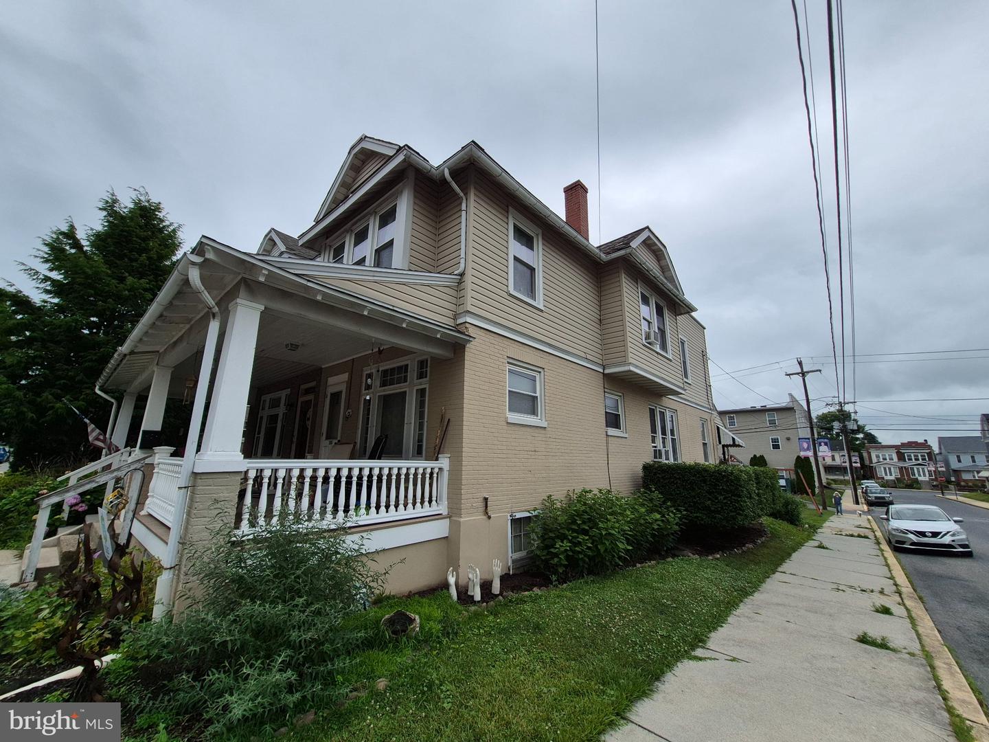 300 E Walnut St Property Photo 2