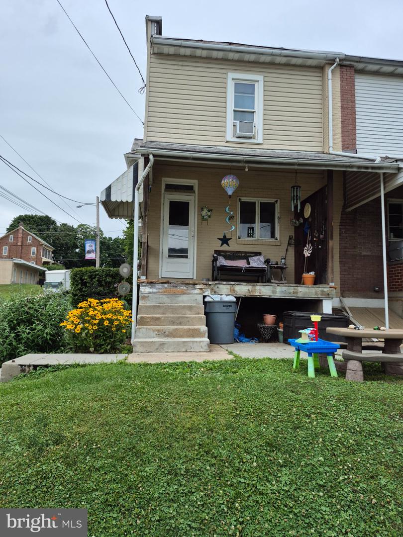 300 E Walnut St Property Photo 3