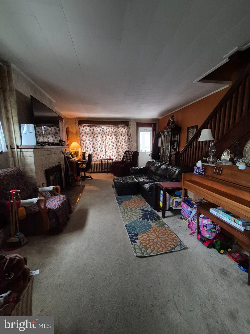 300 E Walnut St Property Photo 6
