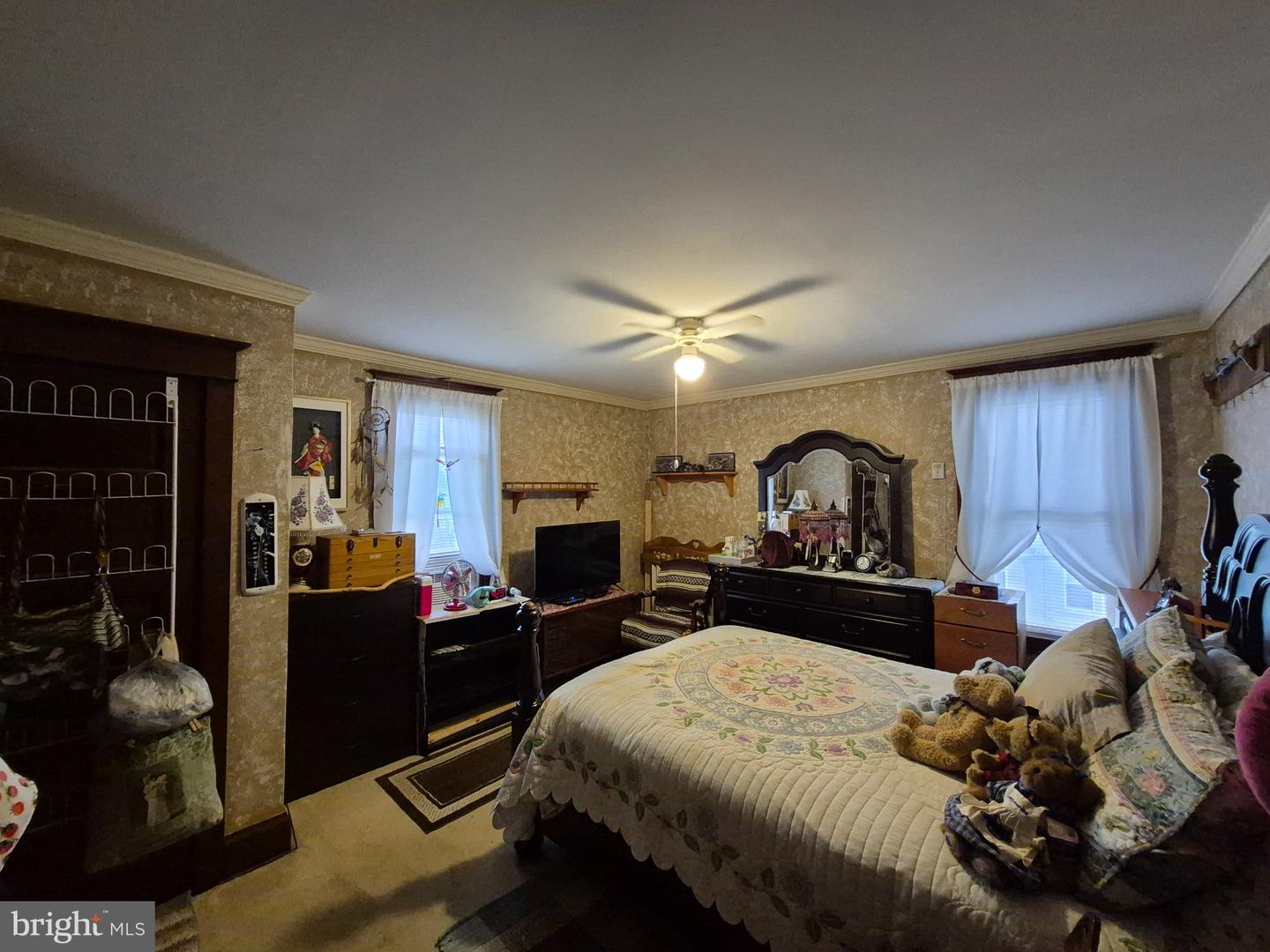 300 E Walnut St Property Photo 10
