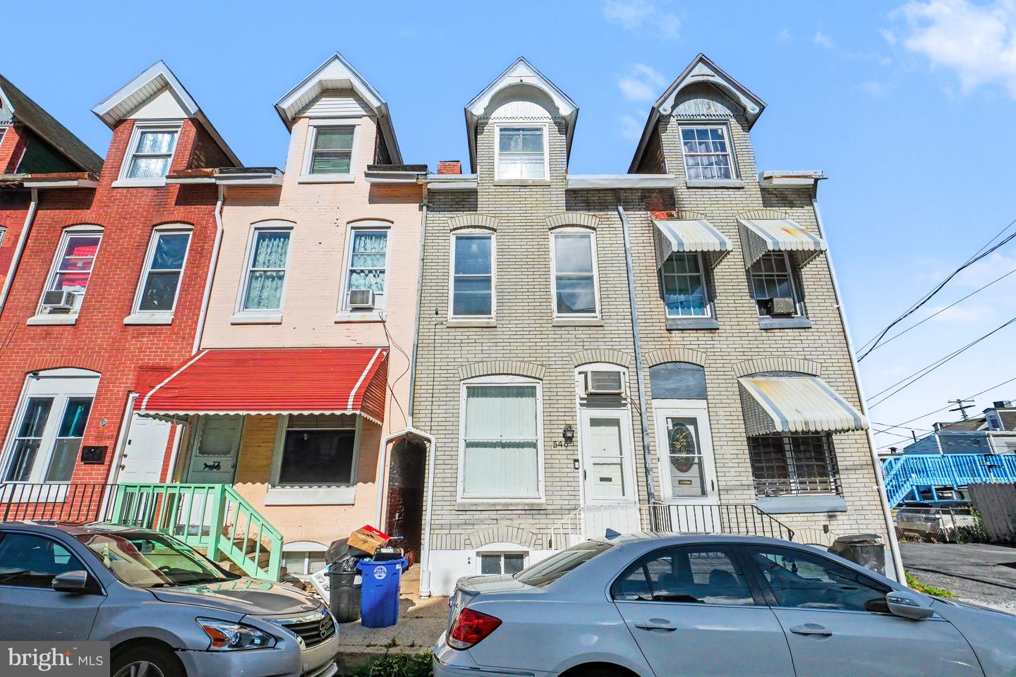 546 Locust St Property Photo 1