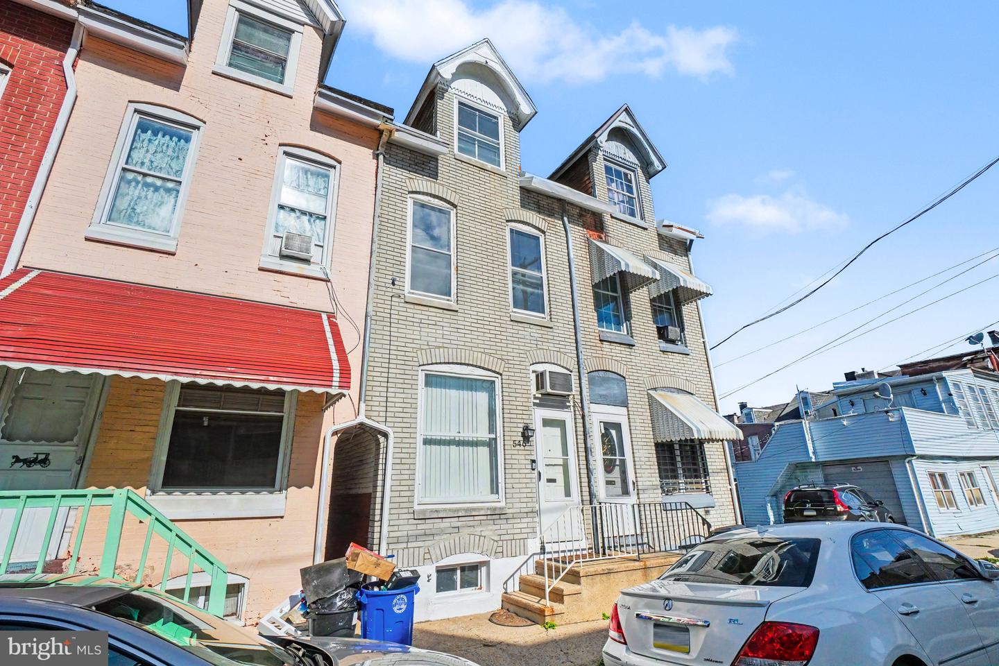 546 Locust St Property Photo 2