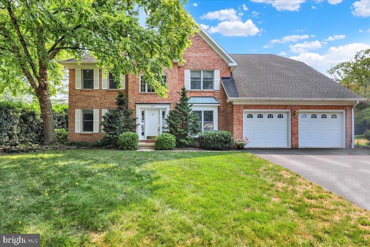 200 Sturbridge Dr Property Photo 1