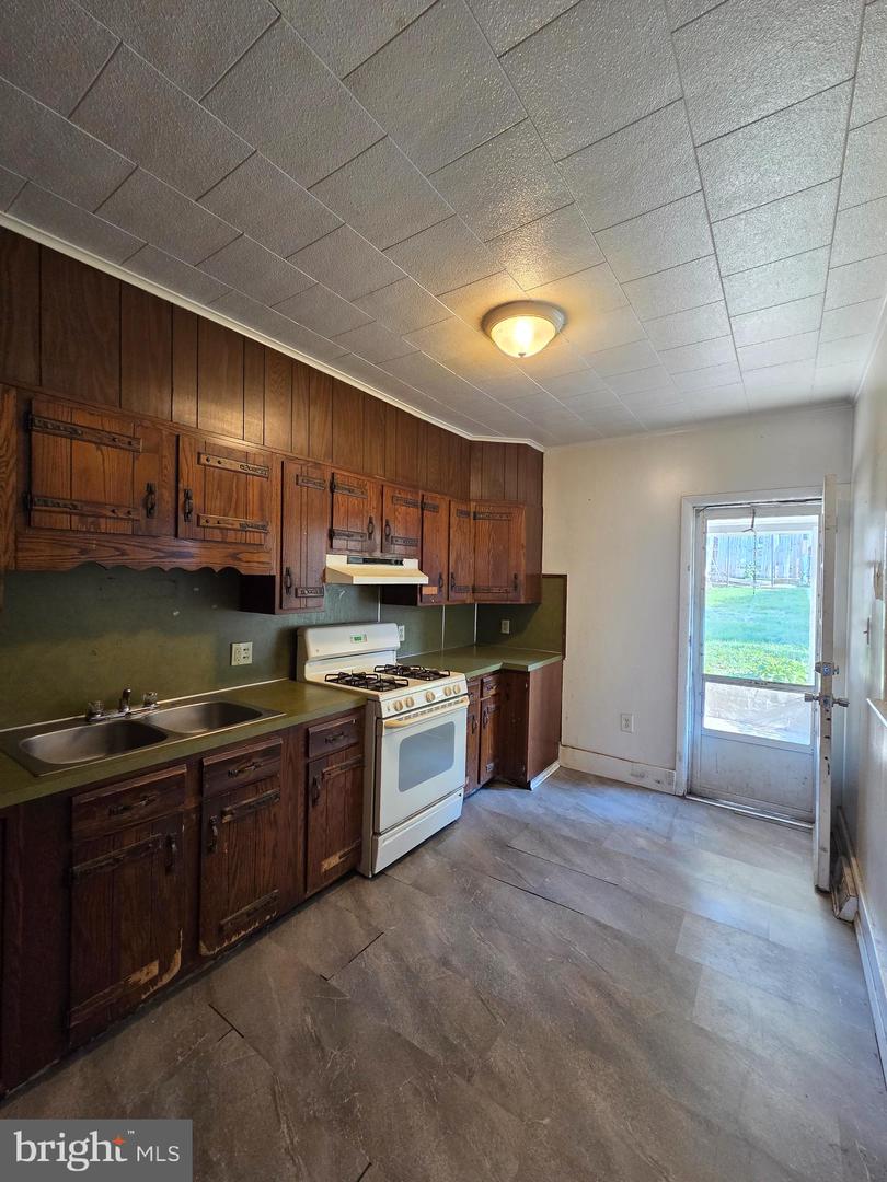1648 Cotton St Property Photo 4