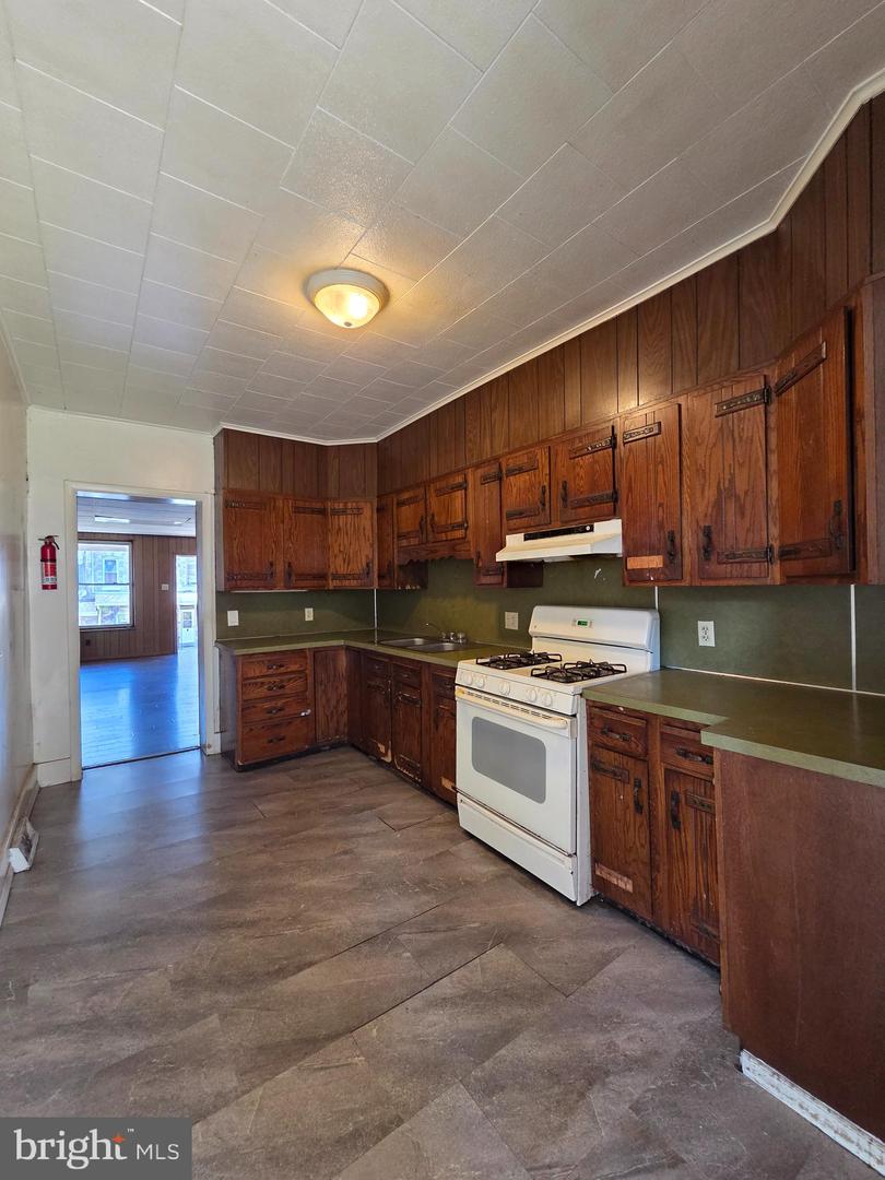 1648 Cotton St Property Photo 5