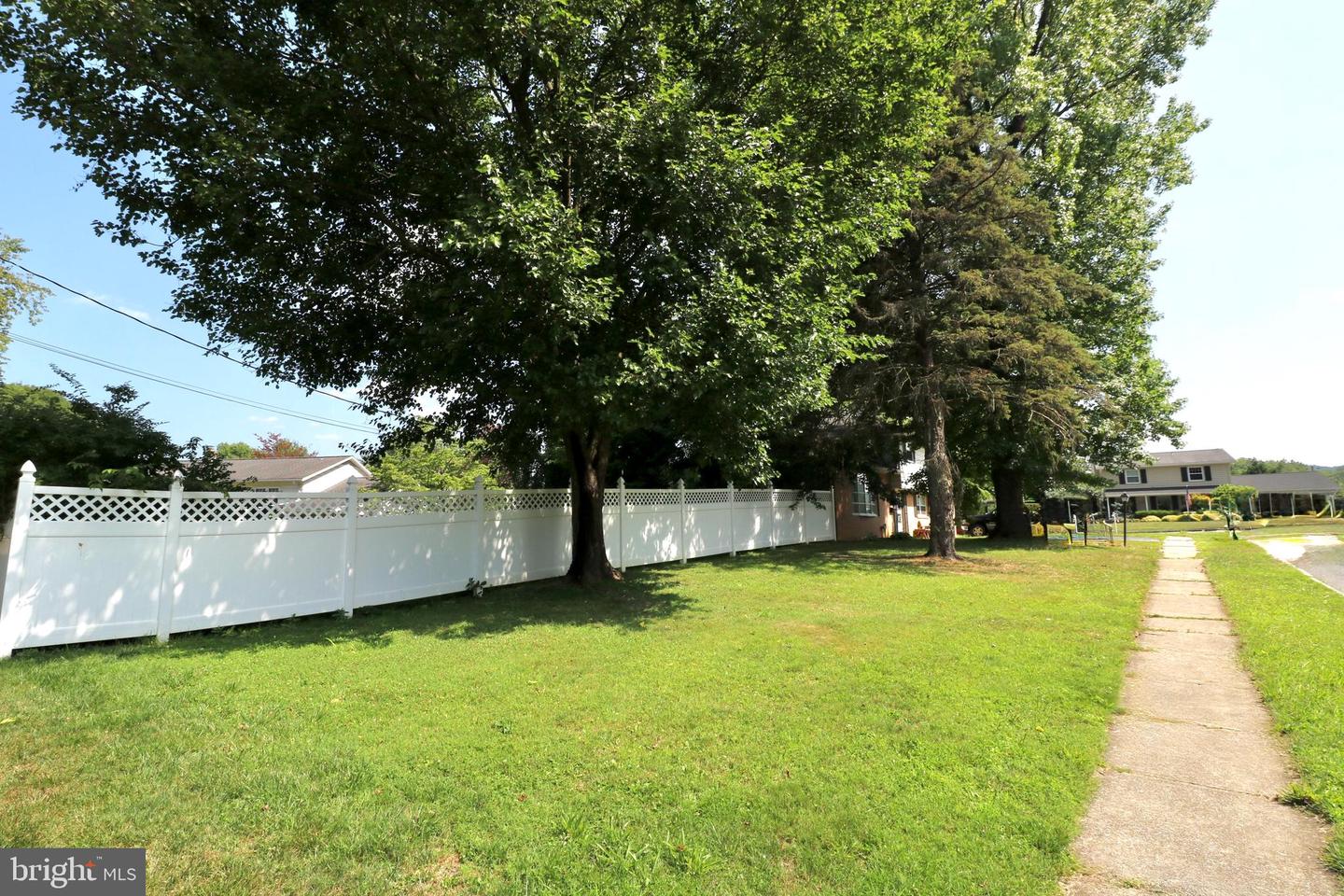 122 Granville Ave Property Photo 2