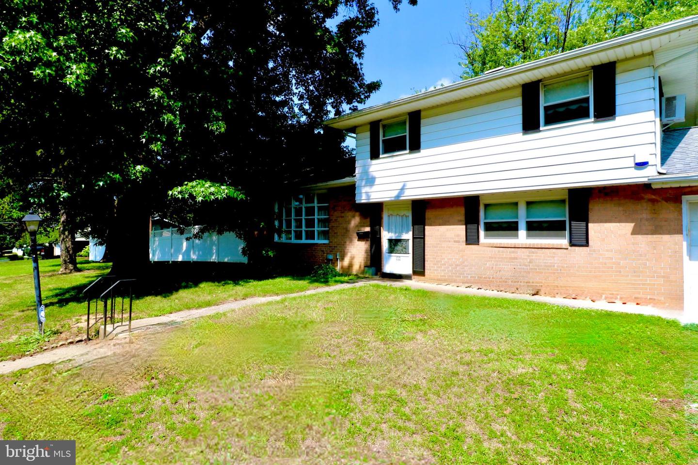 122 Granville Ave Property Photo 4