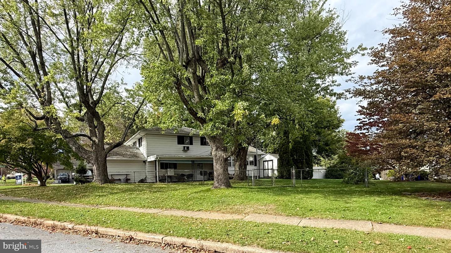 122 Granville Ave Property Photo 4