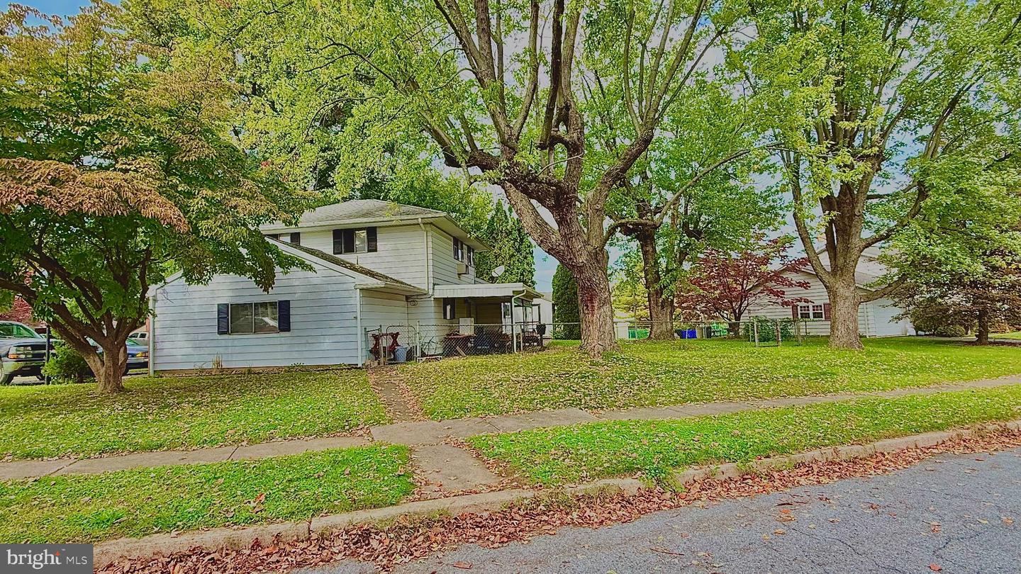 122 Granville Ave Property Photo 5