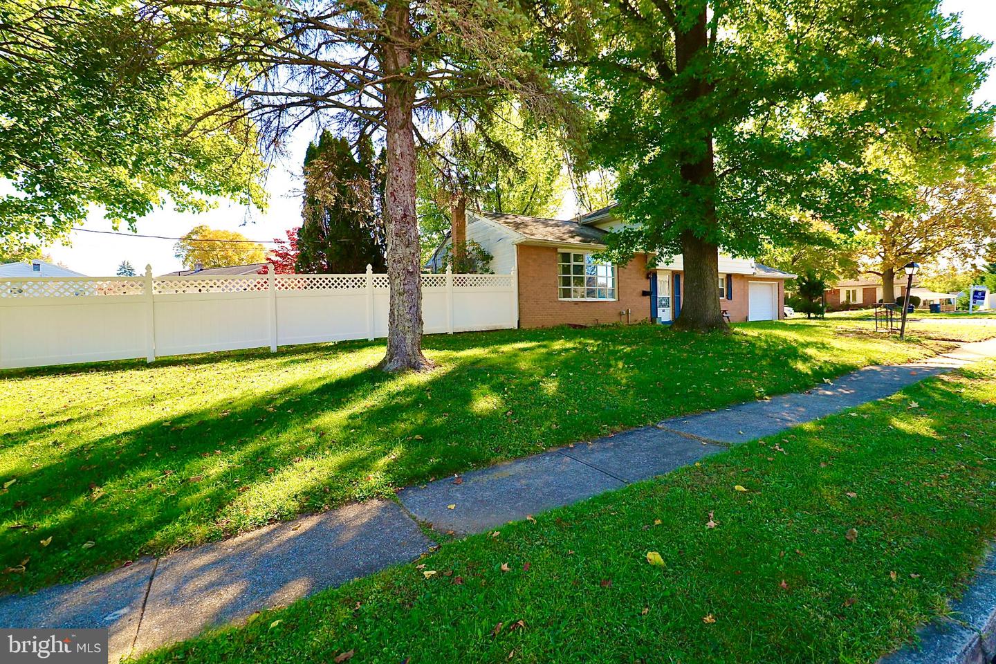 122 Granville Ave Property Photo 6