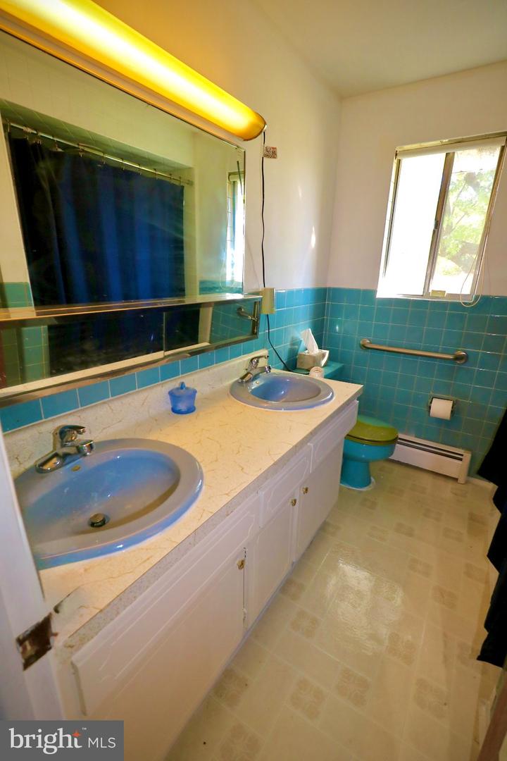 122 Granville Ave Property Photo 26