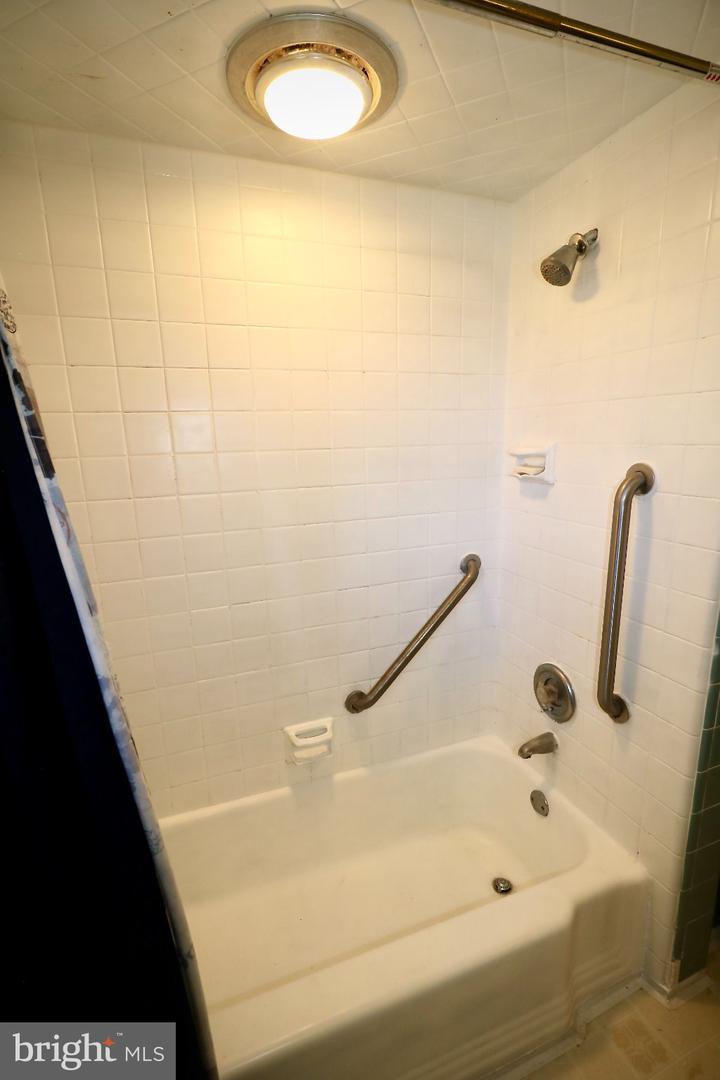 122 Granville Ave Property Photo 28