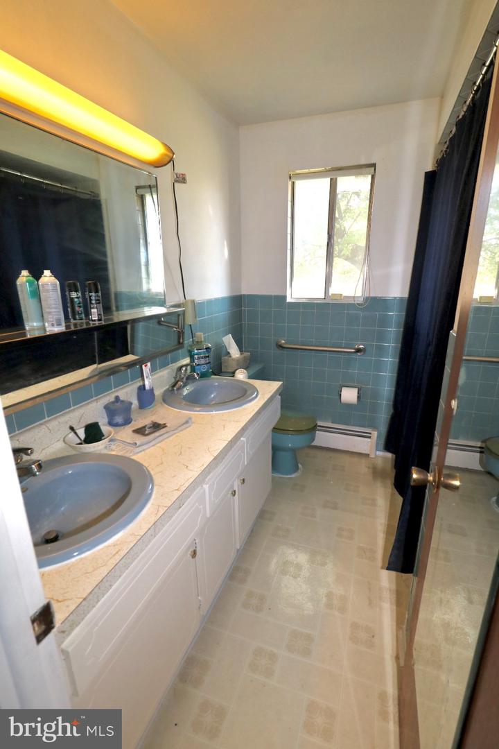 122 Granville Ave Property Photo 29