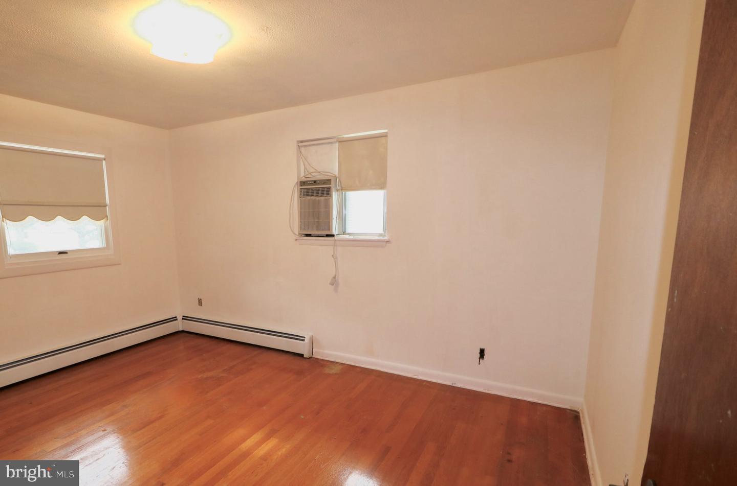 122 Granville Ave Property Photo 36