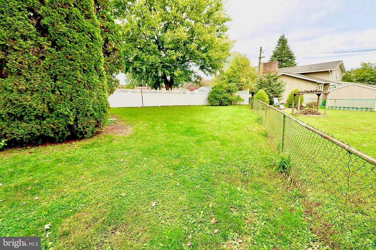 122 Granville Ave Property Photo 40