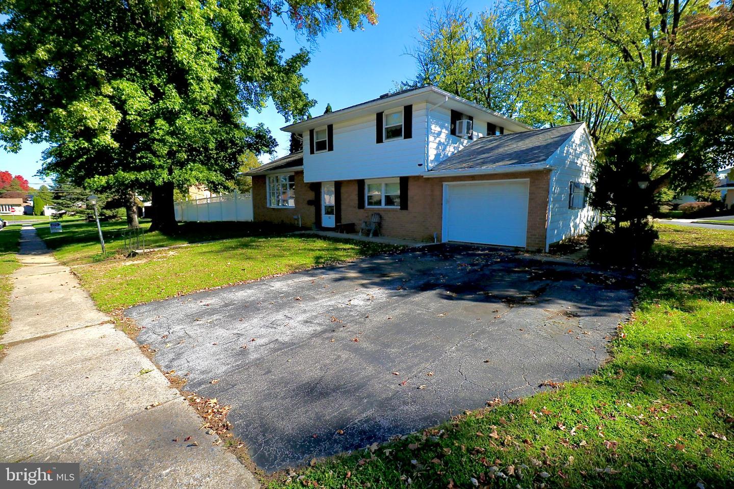 122 Granville Ave Property Photo 57