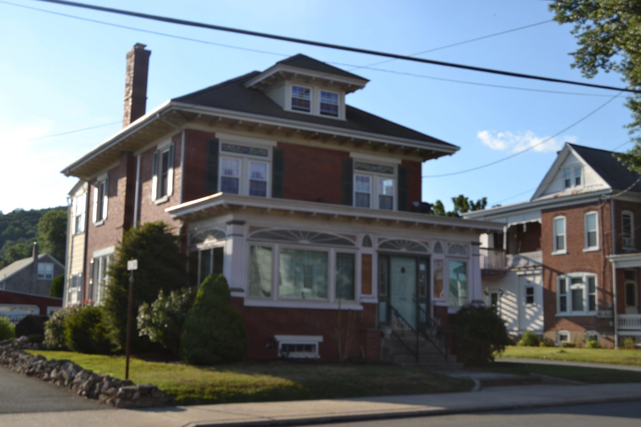 523 Main St Property Photo 3
