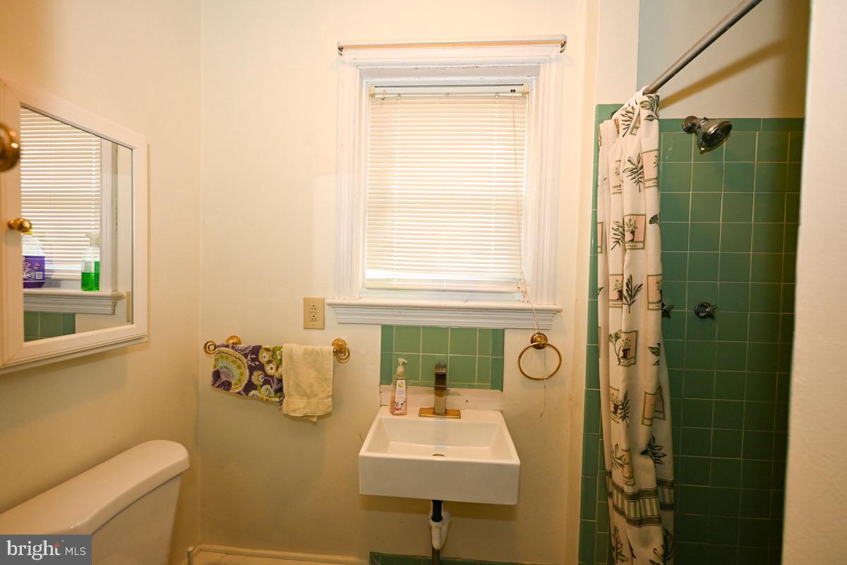 100 W 47th St Property Photo 28