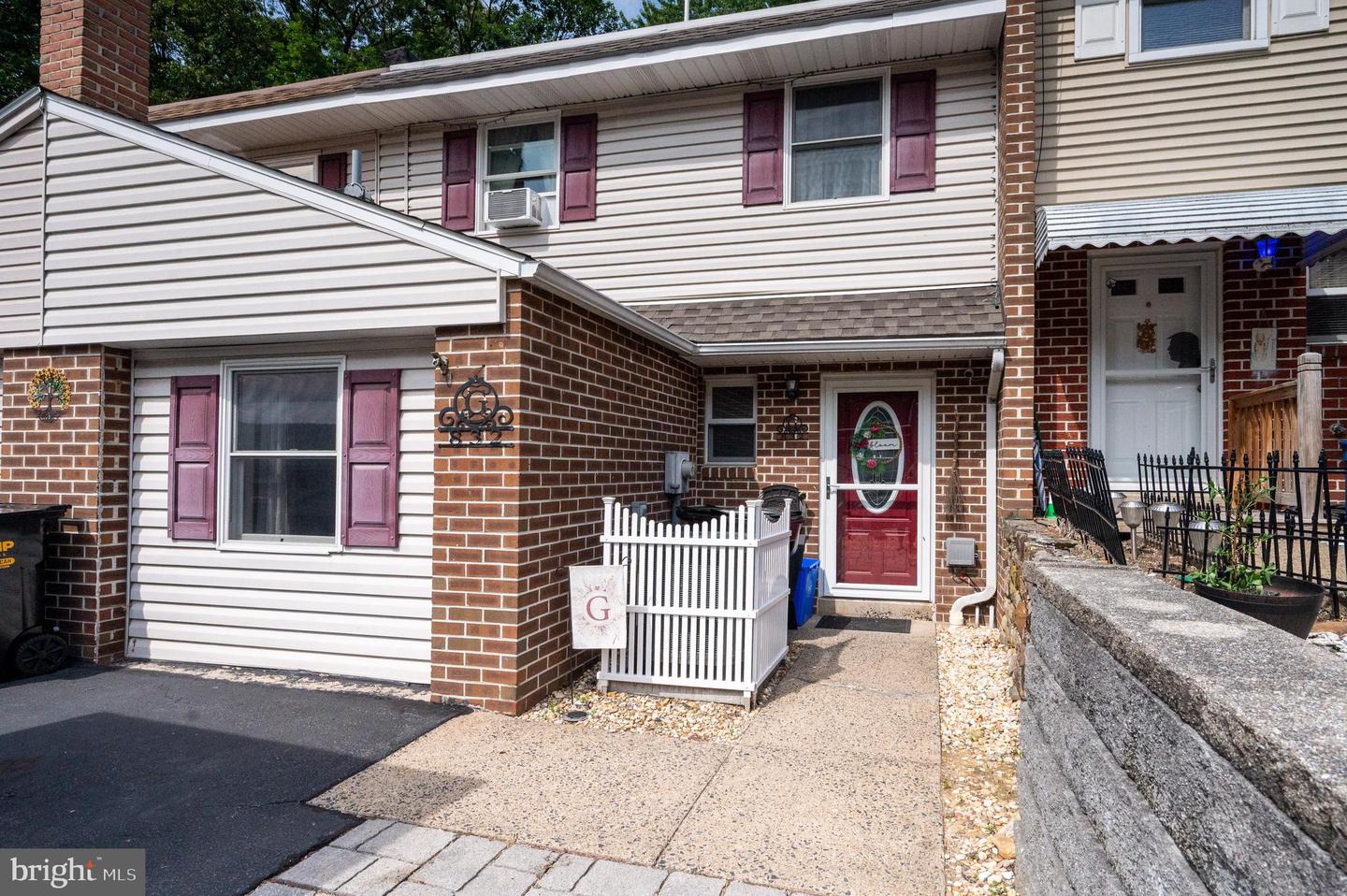 832 Woodchuck Ln Property Photo 1