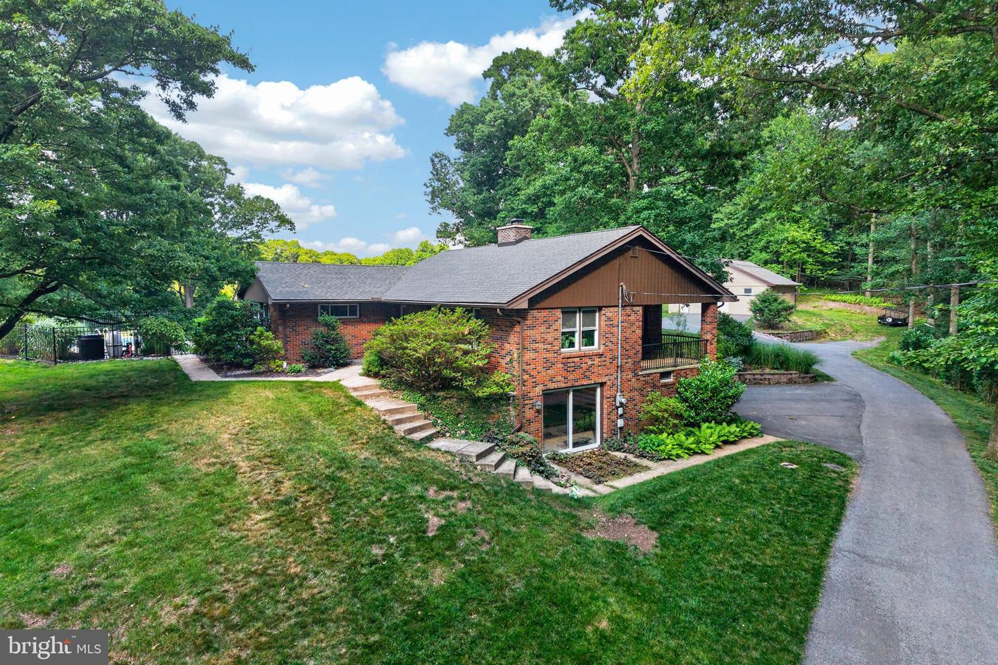 50 Hill Ln Property Photo 1