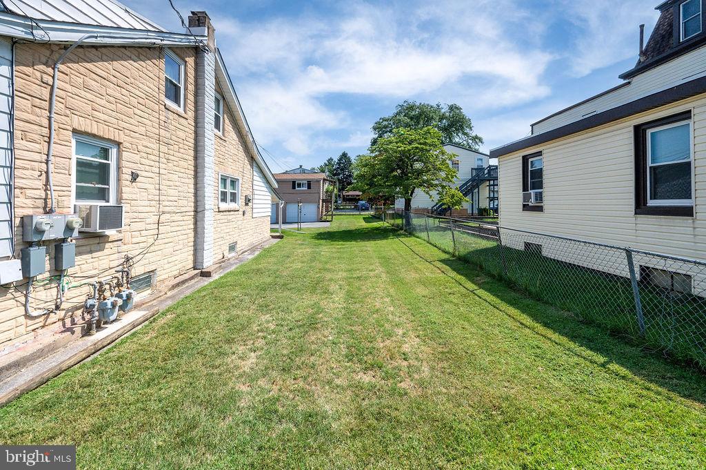 1237 Carbon St Property Photo 4