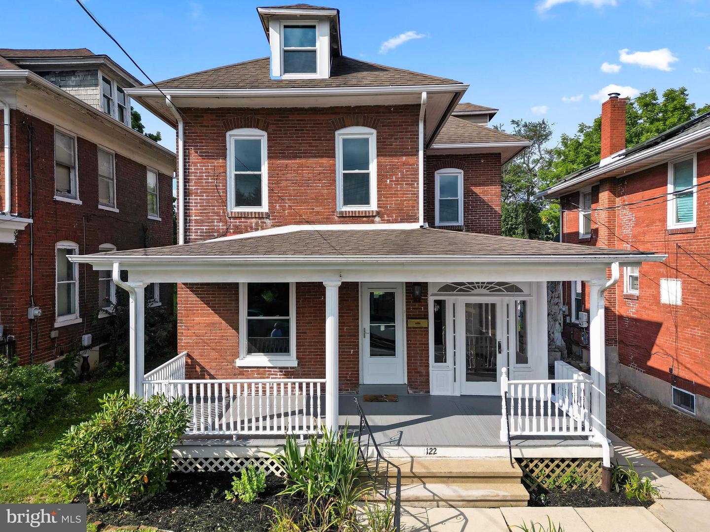 122 ARLINGTON ST Property Photo 1